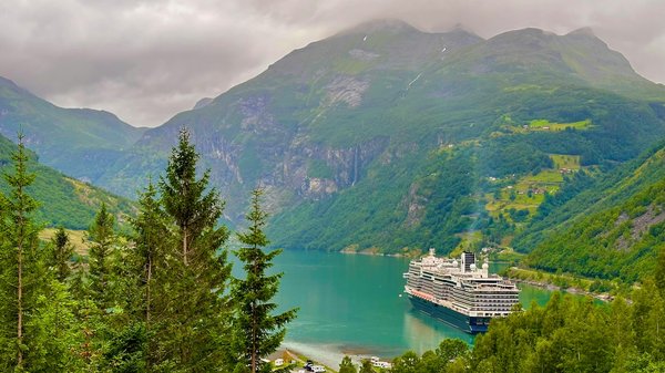 Comment planifier une croisière pour découvrir les fjords norvégiens tout en pratiquant la randonnée ?